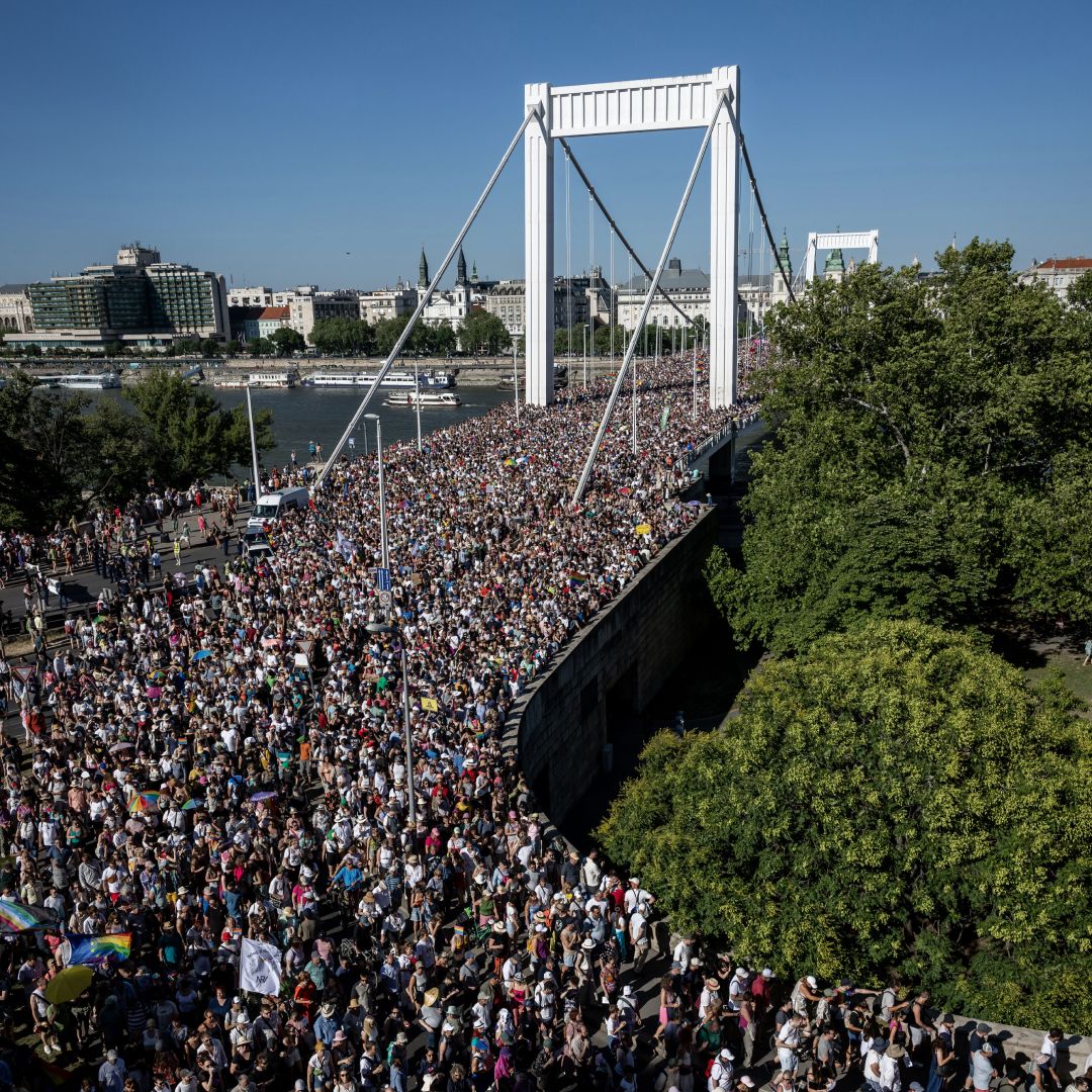 ขบวน Budapest Pride มีคนร่วมเฉลิมฉลองกว่า 200,000 คน แม้รัฐบาลฮังการีจะสั่งห้ามการส่งเสริมความรักในเพศเดียวกัน