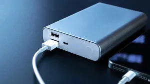 แนะนำ 10 พาวเวอร์แบงก์ ยี่ห้อไหนดี 2025 ชาร์จเร็ว เต็มไว มีมอก. 