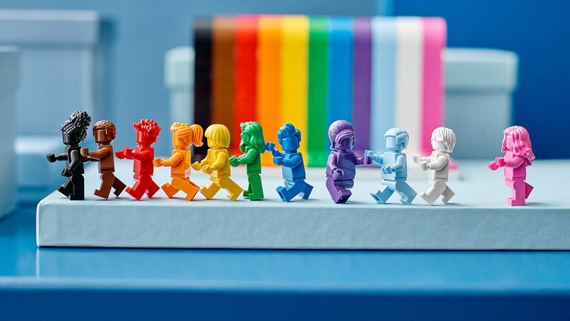 ส่อง ‘สินค้าสีรุ้ง’ รับ Pride Month ที่โดนวิพากษ์ : สิทธิความหลากหลายทางเพศ 2021 ที่ยังไปไม่ถึงไหน?