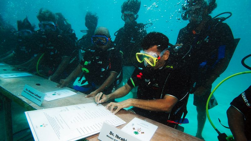 ลุยดำน้ำ ปีนขึ้นเขา นั่งหน้าเตาผิง เมื่อการ ‘ถอดสูท-ปลดไท’ ไม่ใช่เรื่องใหม่ ย้อนรอย 5 ปรากฏการณ์ผู้นำโลก กับเหล่าปฏิบัติการเชิงสัญลักษณ์ สู้วิกฤตสิ่งแวดล้อมจนโลกต้องจารึก