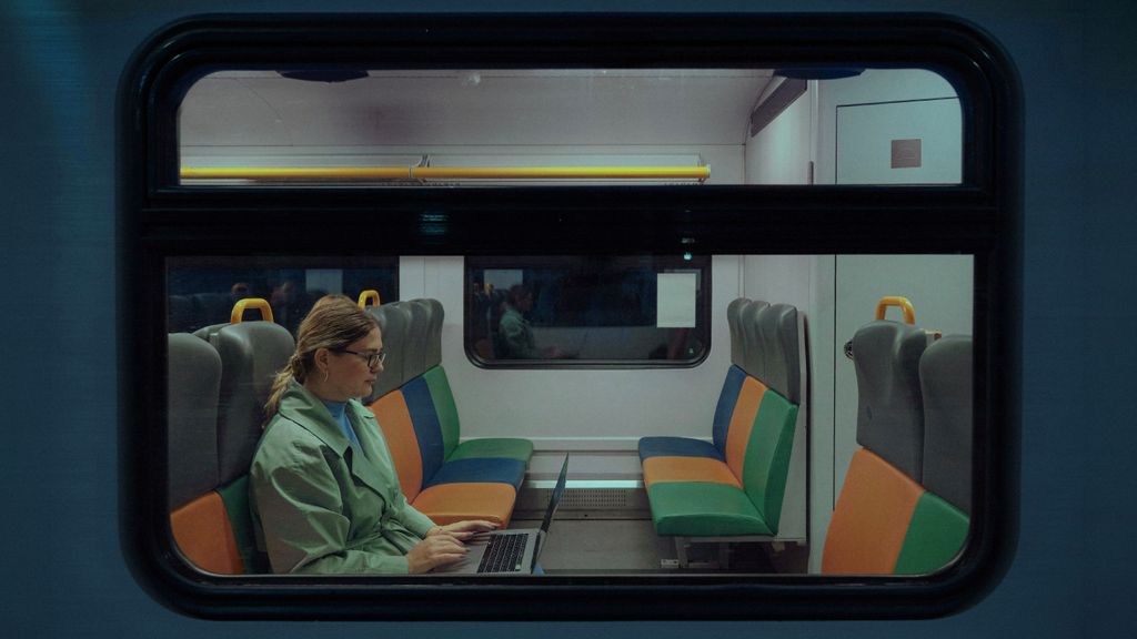 ทำไมเราต้องพกโน้ตบุ๊กไปเที่ยว? ถอดรหัส Urgency Culture  ที่ยุ่งตลอดเวลา แต่ไม่ก้าวหน้าสักที และวิธีการทวงคืนชีวิตในโลกที่ทุกอย่าง ‘ด่วน’