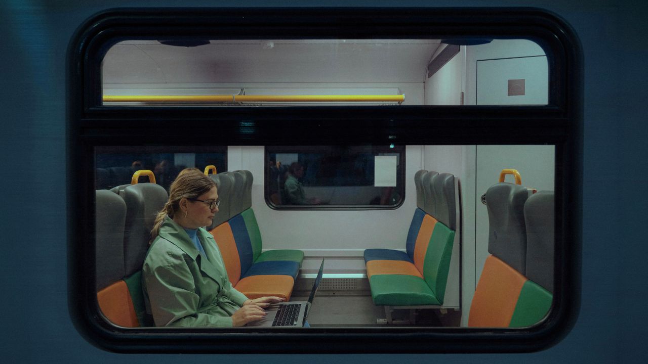 ทำไมเราต้องพกโน้ตบุ๊กไปเที่ยว? ถอดรหัส Urgency Culture  ที่ยุ่งตลอดเวลา แต่ไม่ก้าวหน้าสักที และวิธีการทวงคืนชีวิตในโลกที่ทุกอย่าง ‘ด่วน’