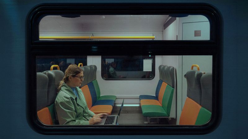 ทำไมเราต้องพกโน้ตบุ๊กไปเที่ยว? ถอดรหัส Urgency Culture  ที่ยุ่งตลอดเวลา แต่ไม่ก้าวหน้าสักที และวิธีการทวงคืนชีวิตในโลกที่ทุกอย่าง ‘ด่วน’