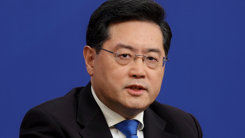 จีนปลด ฉิน กัง รัฐมนตรีต่างประเทศดาวรุ่ง จะส่งผลต่อความสัมพันธ์จีน-สหรัฐฯ หรือไม่