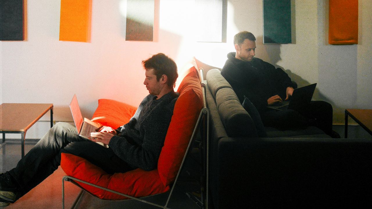 'นัดเจอเพื่อนเพื่ออยู่กับตัวเอง' ในวันที่การเข้าสังคมใช้พลังงานมากเกินไป การนัดเจอเพื่อนแบบไม่ต้องทำอะไร อาจเป็นมิตรภาพแบบใหม่ที่เราไม่ต้องพยายาม