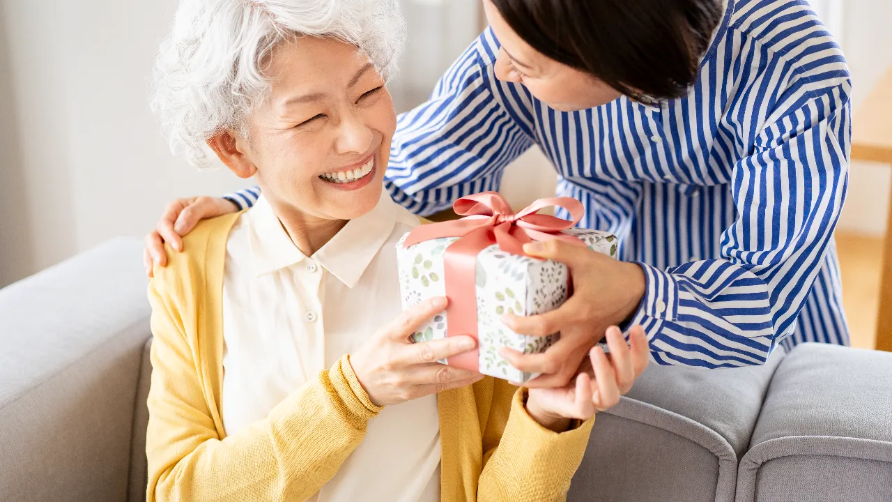 รวม 15 ไอเดียของขวัญวันแม่ 2568 งบ 500 บาท ของขวัญราคาประหยัด แม่ประทับใจ