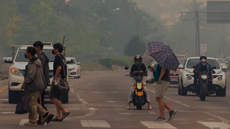 เพราะ ‘อากาศสะอาด’ คือสิทธิขั้นพื้นฐานของเราทุกคน ในวันที่ปัญหาฝุ่นควันไร้พรมแดน ยังคงวนเวียนกลับมาไม่รู้จบ กับคำถามที่ยังทวงถามถึงหน่วยงานรัฐ