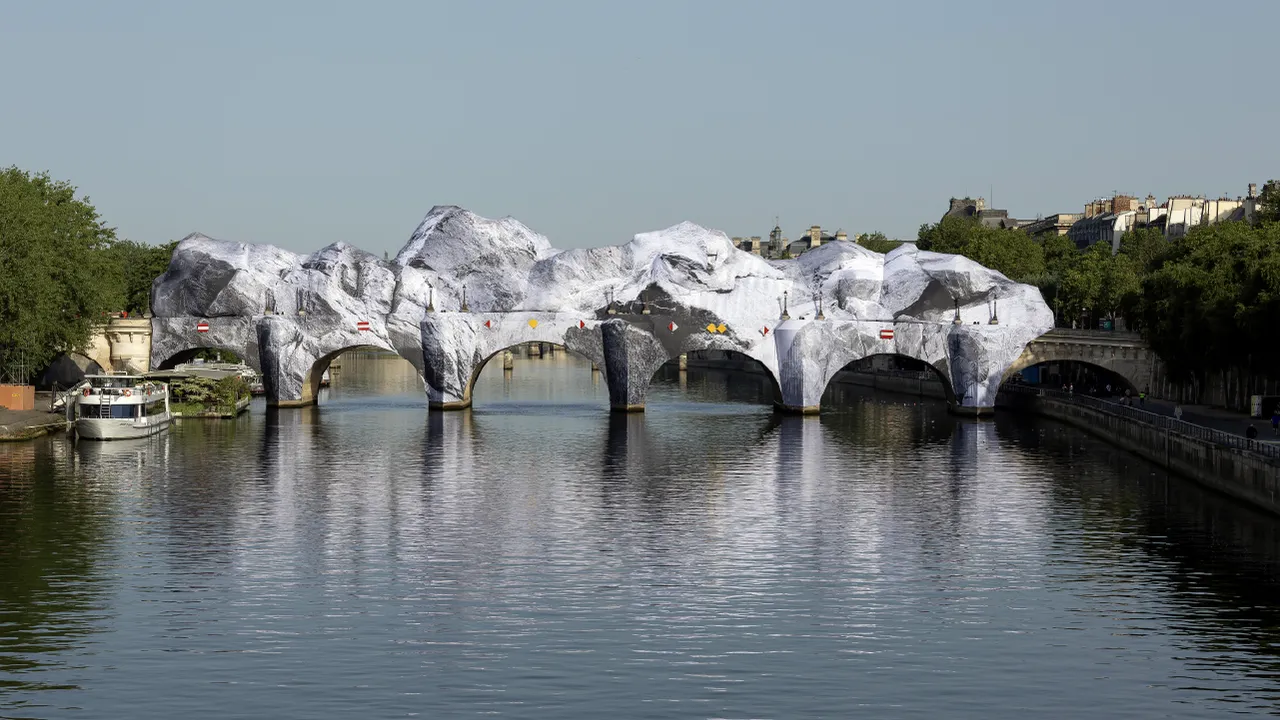 La Caverne du Pont Neuf งานศิลปะแบบจัดวางจากฝรั่งเศสที่เปลี่ยนสะพานปารีสเป็นภาพถ้ำหินปูนยาว 120 เมตร กับการใช้ปรัชญาเพลโตดึงสติมนุษย์ยุคใหม่