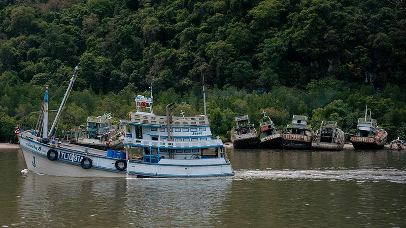 ชีวิต ‘ลูกเรือประมง’  กับการเอาตัวรอดกลางมหาสมุทร ในวันที่ลูกเรือยังเข้าไม่ถึงสิทธิแรงงาน