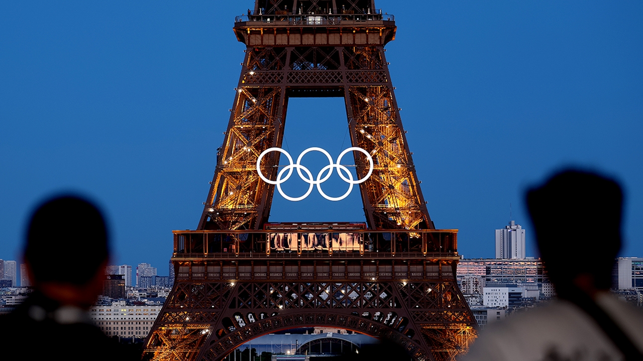 ฝรั่งเศสเป็นเจ้าภาพโอลิมปิกครั้งแรกปี 1900 แต่ไม่มีทั้งพิธีเปิดและปิด  แถมผู้แข่งขันก็ไม่รู้ว่ากำลังเข้าร่วมโอลิมปิก
