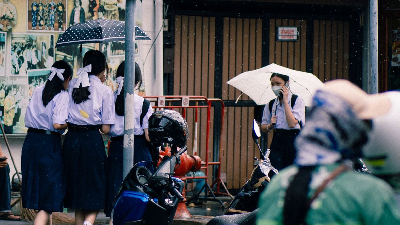 ฉากชีวิตนักเรียนไทยในฤดูฝน เมื่อ ‘ฝน’ ไม่ใช่ความซวย แต่เป็นปัญหาสาธารณะที่เราต้องจัดการอย่างเป็นระบบ