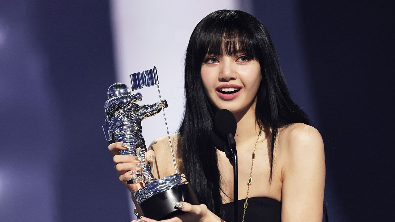 Lisa Blackpink กล่าวขอบคุณขณะรับรางวัล Best K-POP จากเวที MTV VMAs 2022 และสร้างประวัติศาสตร์ในการเป็นศิลปินเดี่ยวคนแรกที่ได้รับรางวัลนี้