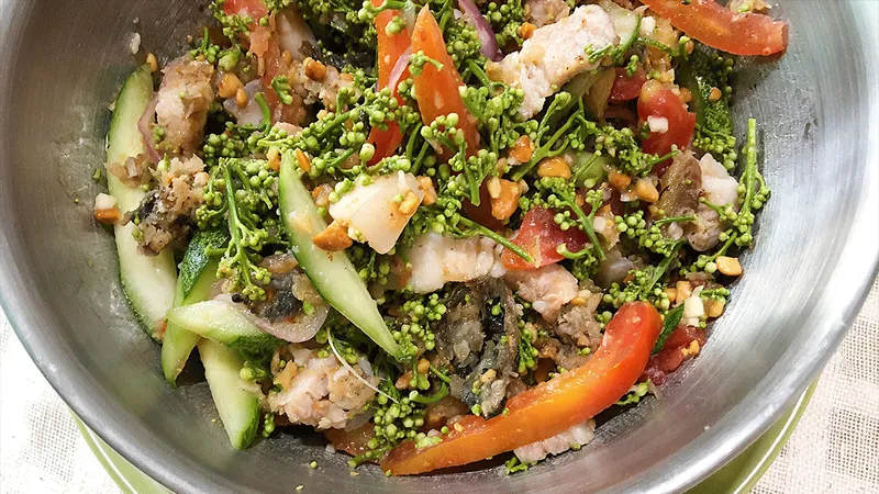 แกะสูตร ‘ญวมสะเดา’ ยำสะเดาแบบกัมพูชา รสเปรี้ยว-ขม ในวันที่ลมหนาวมาเยือน
