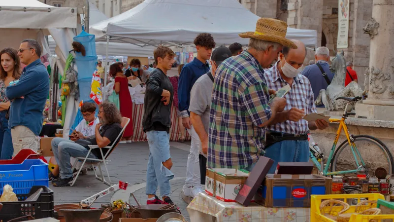 ทำไมการเลือกซื้อ ‘สินค้ามือสอง’ ถึงเติมเต็มความรู้สึกได้ดีกว่าของใหม่?  เมื่อสินค้ามือสองพาเราไปค้นหาตัวตน ผ่านโลกที่ไม่เหมือนใคร