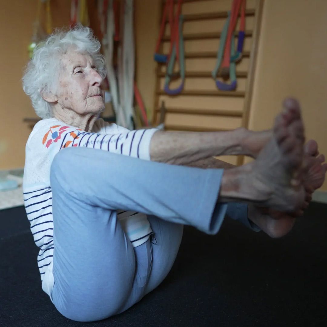 Charlotte Chopin ครูสอนโยคะชาวฝรั่งเศสวัย 102 ปี อีกหนึ่งแรงบันดาลใจของการอายุยืนอย่าง ‘มีคุณภาพ’ ที่สุขภาพจิตสำคัญพอๆ กับสุขภาพกาย