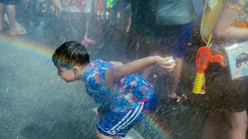 สงกรานต์คือเทศกาลฮีลใจคนพลัดถิ่น เมื่อปีใหม่ไทยคือช่วงเวลาที่ทุกคนต่างถอดหัวโขน กลับสู่บ้าน และซ่อมแซมตัวตนในวันที่ทุกอย่างเหน็ดเหนื่อย