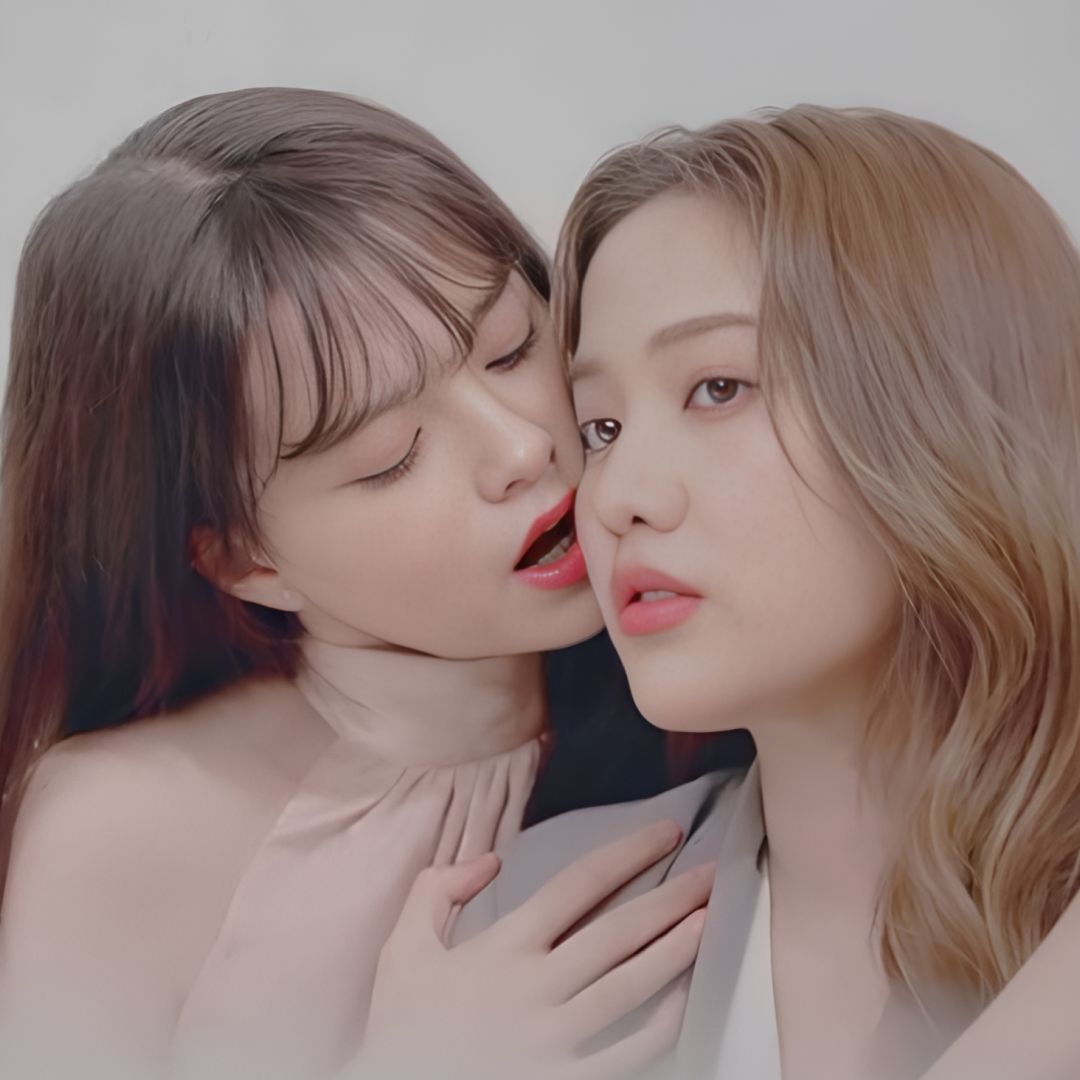 สำรวจตัวละครแซฟฟิกใน Girl’s Love ไทย จาก Rocket Media Lab เมื่อปัญหาไม่ใช่ความ ‘ไม่แน่ใจ’ ในอัตลักษณ์ทางเพศ แต่คือการคัดง้างกับกรอบความเป็น
ลูกสาว แม่ และภรรยา