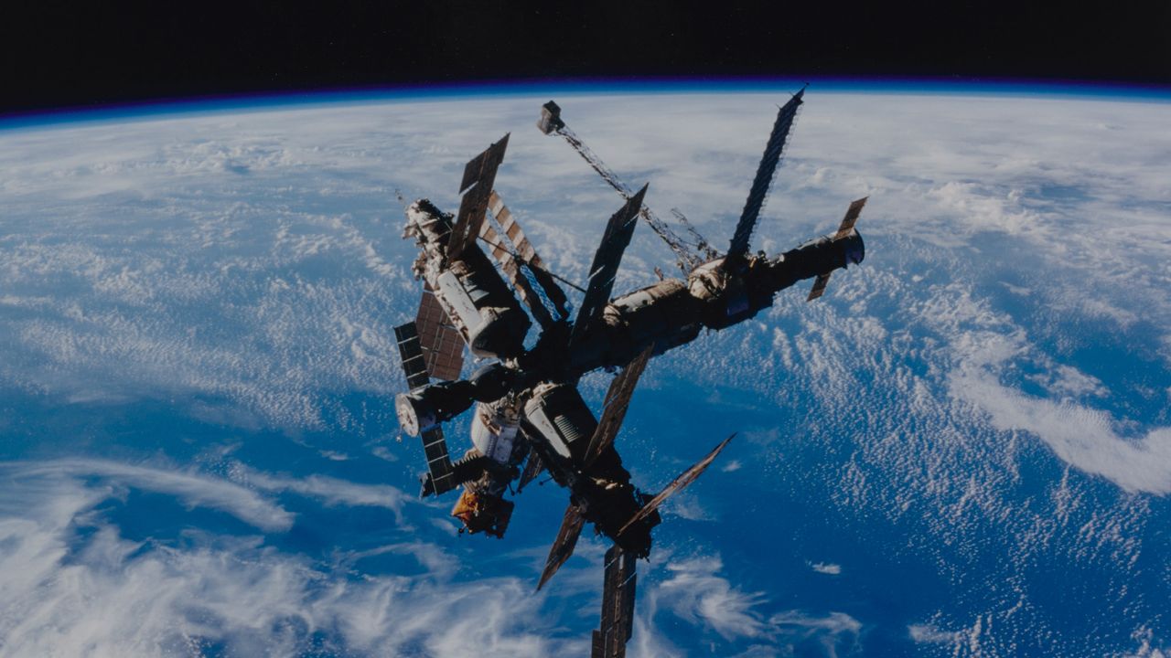 นักวิทยาศาสตร์เตือนว่า การส่งดาวเทียมไปยังอวกาศ กำลังเป็นอุตสาหกรรมขนาดใหญ่ ที่เสี่ยงทำลายชั้นบรรยากาศมากขึ้น