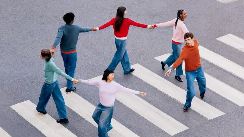 เส้นทาง 20 ปีบนความล้มเหลวและความสำเร็จ อะไรคือสิ่งที่ทำให้ Uniqlo ตีตลาดอเมริกาได้อย่างรวดเร็ว  ขึ้นแท่นแบรนด์เสื้อผ้าอันดับ 3 ของโลก และยังปรากฏในป๊อปคัลเจอร์