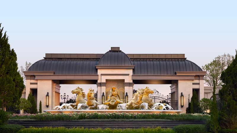สำรวจประตูโครงการอสังหาฯ เมื่อ Main Gate ไม่ได้เป็นแค่ทางเข้า แต่เป็น ‘ฟิลเตอร์’ ที่พาใจกลับบ้าน