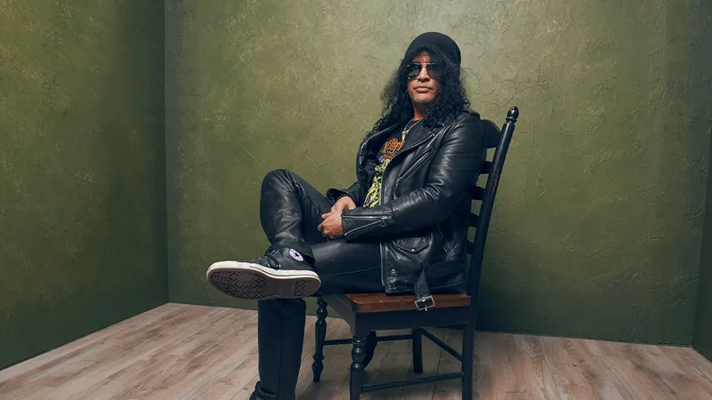 “จงตกหลุมรักเครื่องดนตรีที่คุณเล่นและรักมันไปตลอดชีวิต” สนทนาภาษาร็อกกับ Slash สมาชิกวง Guns N’ Roses  และการเตรียมกลับมาเปิดคอนเสิร์ตในไทยอีกครั้ง