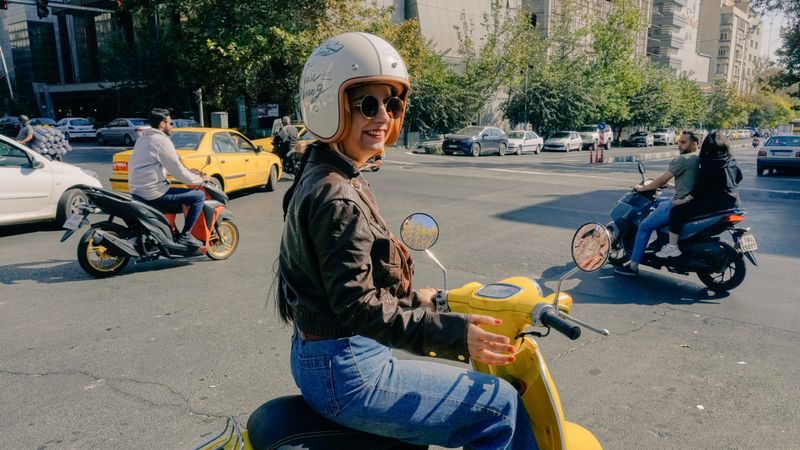 ทำไมการที่ผู้หญิงขี่มอเตอร์ในอิหร่านจึงเป็นสัญลักษณ์ของการเปลี่ยนแปลงเรื่องความเท่าเทียมทางเพศ