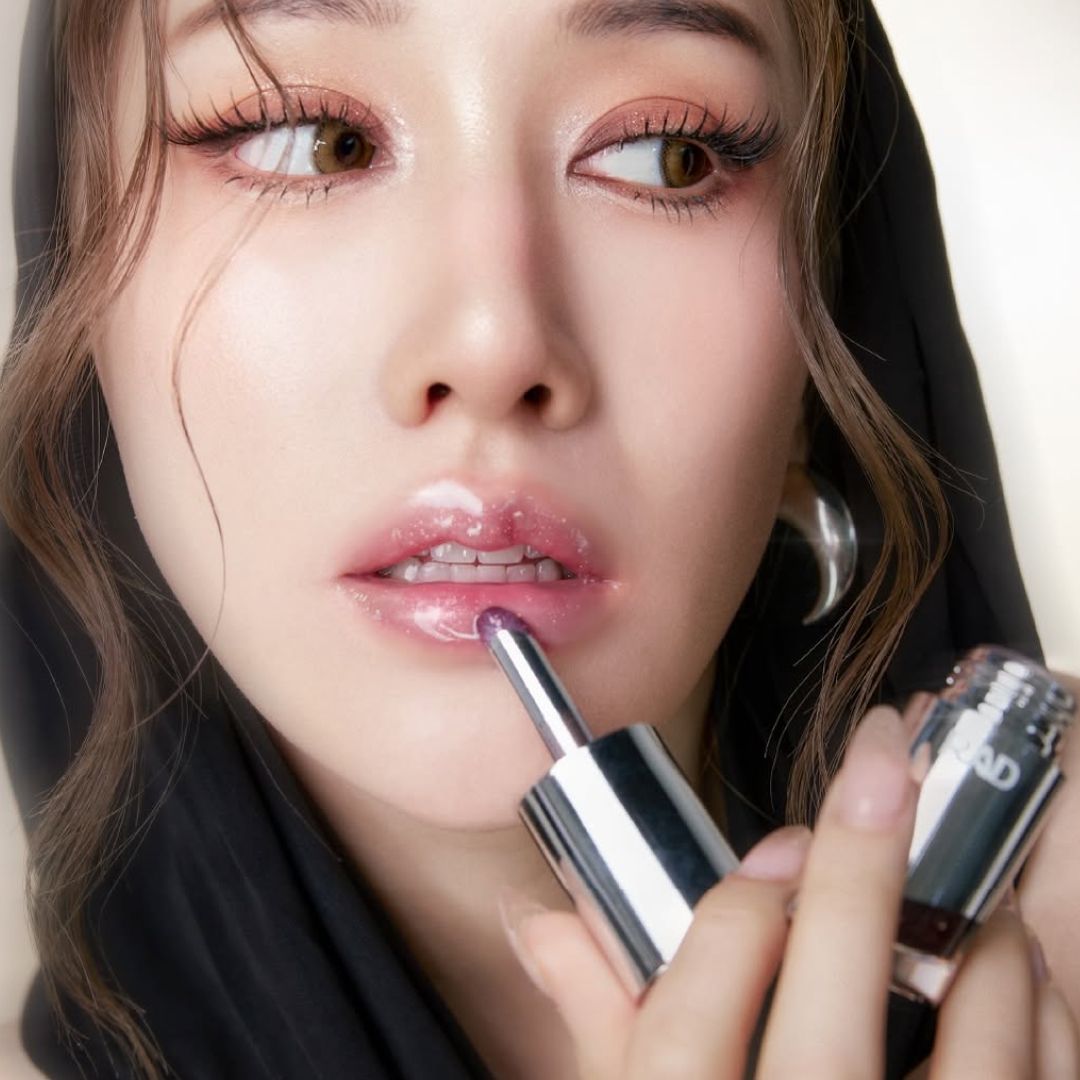 #ลิปหิวแสง จาก RAD Cosmetics ที่ พิม-พิมประภา ตั้งใจใส่ส่วนผสมของสกินแคร์ลงไป เพื่อให้ปากฉ่ำอิ่มฟู ราวกับฉีดฟิลเลอร์