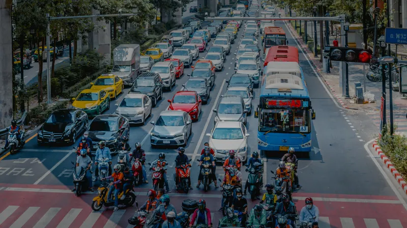 รถติด ค่าโดยสารแพง จราจรแออัด ‘ความปกติ’ ของการเดินทางในกรุงเทพ ควรมีหน้าตาเป็นแบบไหน? เสียงสะท้อนการเอาตัว (เกือบไม่) รอด จากการเดินทางในกรุงเทพ ฉบับกองบรรณาธิการไทยรัฐพลัส