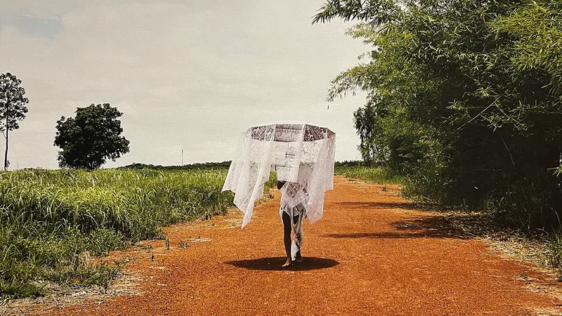 ‘Crossing the Lines: แรงงานข้ามเส้น’ นิทรรศการที่ชวนก้าวข้ามทุกเส้นที่ขีดแบ่งแรงงานทุกคนไว้