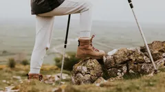 10 รองเท้าเดินป่า ยี่ห้อไหนดี 2025 พื้นกันลื่น เดินสบาย ระบายอากาศดี