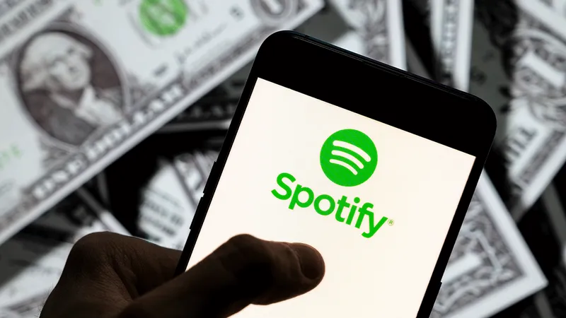 Spotify กับแพลตฟอร์มสตรีมมิง บริการที่ชุบชีวิตธุรกิจดนตรี และคำถามต่อการแบ่งรายได้ให้ศิลปิน