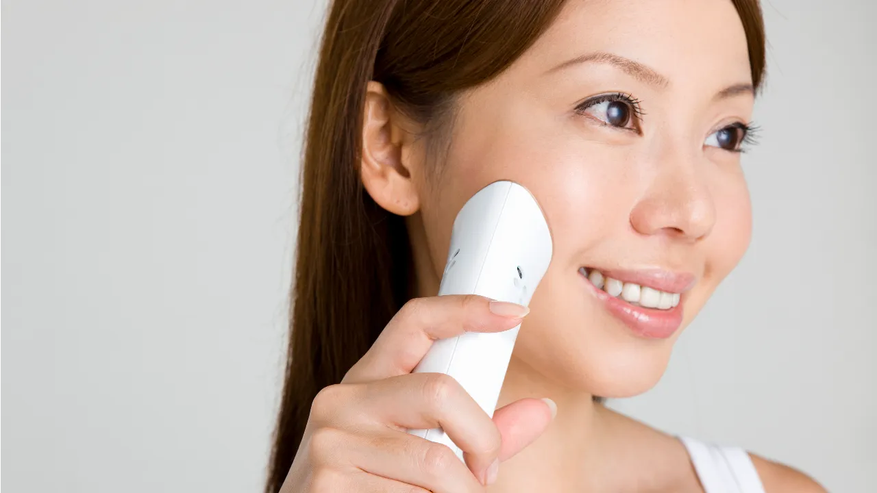 10 เครื่องนวดหน้า ยี่ห้อไหนดี 2568 ใช้งานง่าย ลดผิวหย่อนคล้อย เก็บกรอบหน้าให้คมชัด