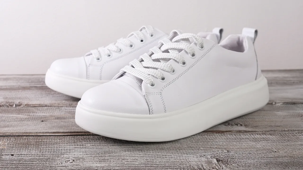 12 รองเท้าผ้าใบสีขาว ยี่ห้อไหนดี 2025 ใส่สบาย Unisex แมตช์ได้ทุกลุค