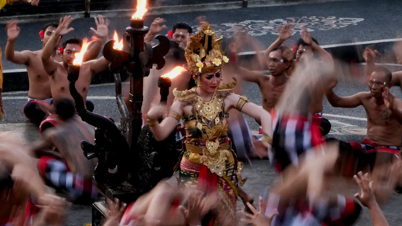 กางเกงช้าง ยาดม วัด และมวย มองเมืองไทยกับอัตลักษณ์ปลอมๆ ผ่านกรณีศึกษาของบาหลี สถานที่ท่องเที่ยวที่ถูกกลืนกินด้วยอารยธรรมตะวันตก