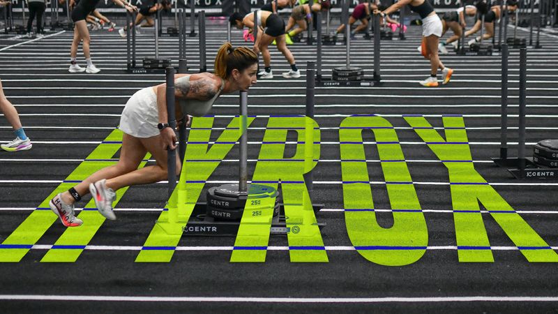 ทำไมเวลาเห็นเพื่อนวิ่ง แล้วเราฮึดอยากฟิตตาม เข้าใจปรากฏการณ์ HYROX การเปลี่ยนถ่ายจากบาร์เหล้า สู่บาร์เบล เมื่อคนรุ่นใหม่เลิกเข้าผับ แล้วหันมาเข้ายิม