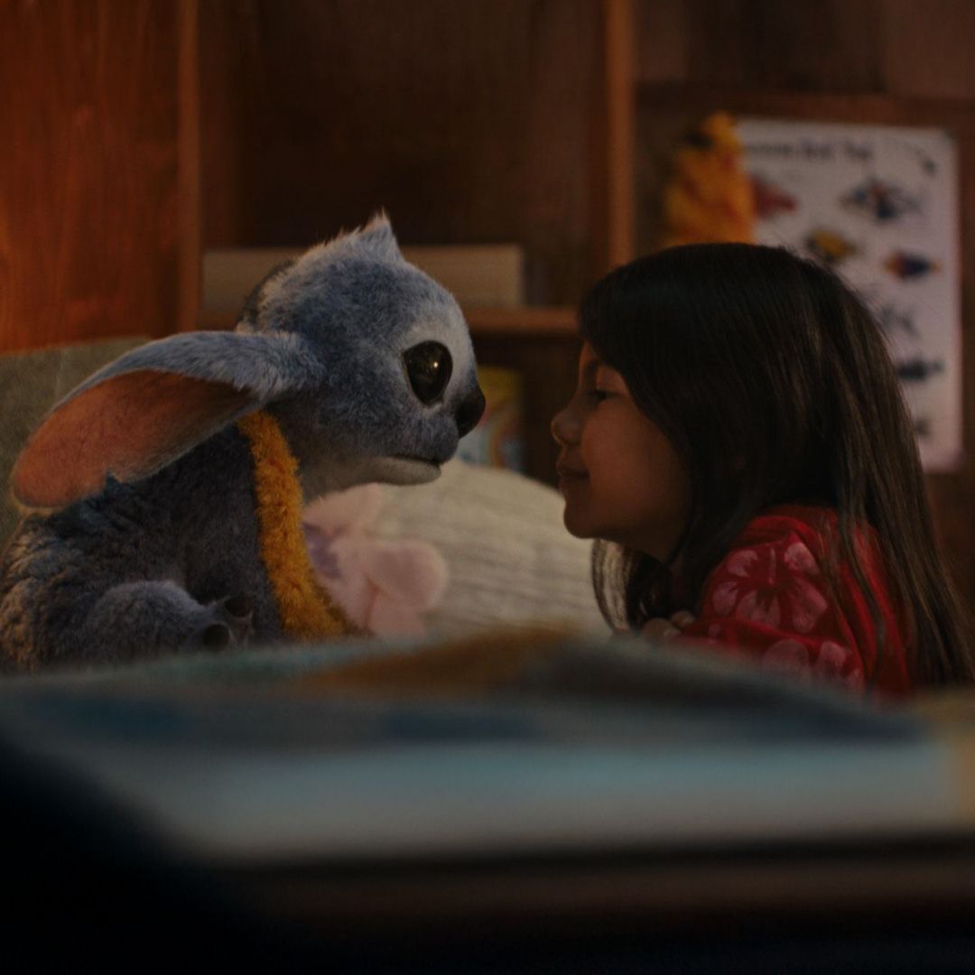 ‘Ohana แปลว่า ครอบครัว’และนี่คือความรักอันแข็งแกร่งในหนัง Lilo and Stitch ที่เฉลิมฉลองครอบครัวไว้ทั้งเบื้องหน้าและเบื้องหลังของไลฟ์แอกชั่น 