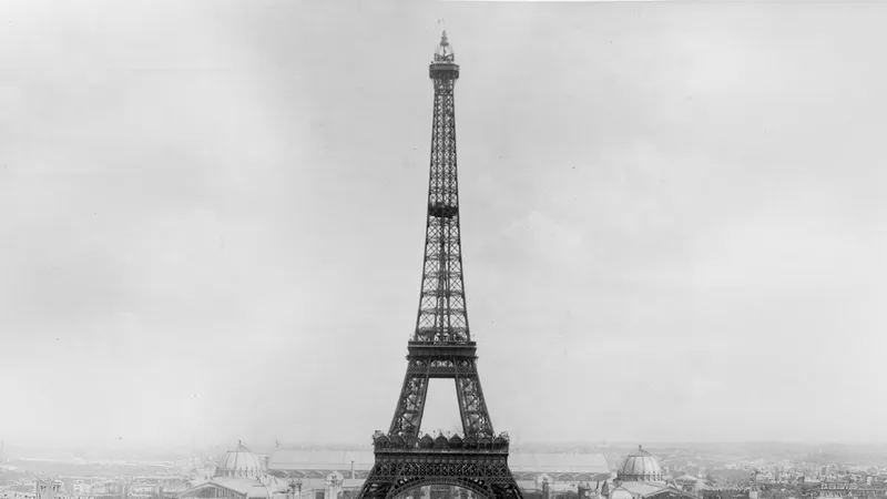 31 มีนาคม ครบรอบ 137 ปี หอไอเฟล จากเสาไฟเหล็กอันน่าเศร้าที่กลายมาเป็นสัญลักษณ์ของปารีส และฝรั่งเศส