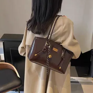 【พร้อมส่ง】กระเป๋าสะพาย(มีแถมพวงกุญแจ）ดีไซน์ไม่ซ้ำใคร ทันสมัย เหมาะสำหรับกลุ่มแฟชั่นใหม่ในปี