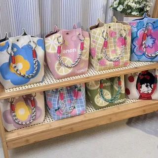 กระเป๋าถือถักนิตติ้ง(พร้อมส่ง)33ลาย ทันสมัย กระเป๋าอเนกประสงค์ เหมาะสำหรับการเดินทาง กระเป๋ากล่องอาหารกลางวัน  ขนาด 28.5*18.5*7.5 ซม