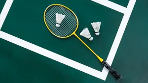 10 ไม้แบดมินตัน ยี่ห้อไหนดี 2025 น้ำหนักเบา ตีเร็วแรง เล่นได้ทั้งเกมรุก-เกมรับ