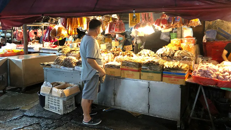 เดินสำรวจ ‘ตลาดคลองเตย’ ตลาดสดที่หล่อเลี้ยงปากท้องและหัวใจของผู้คนในเมืองหลวง