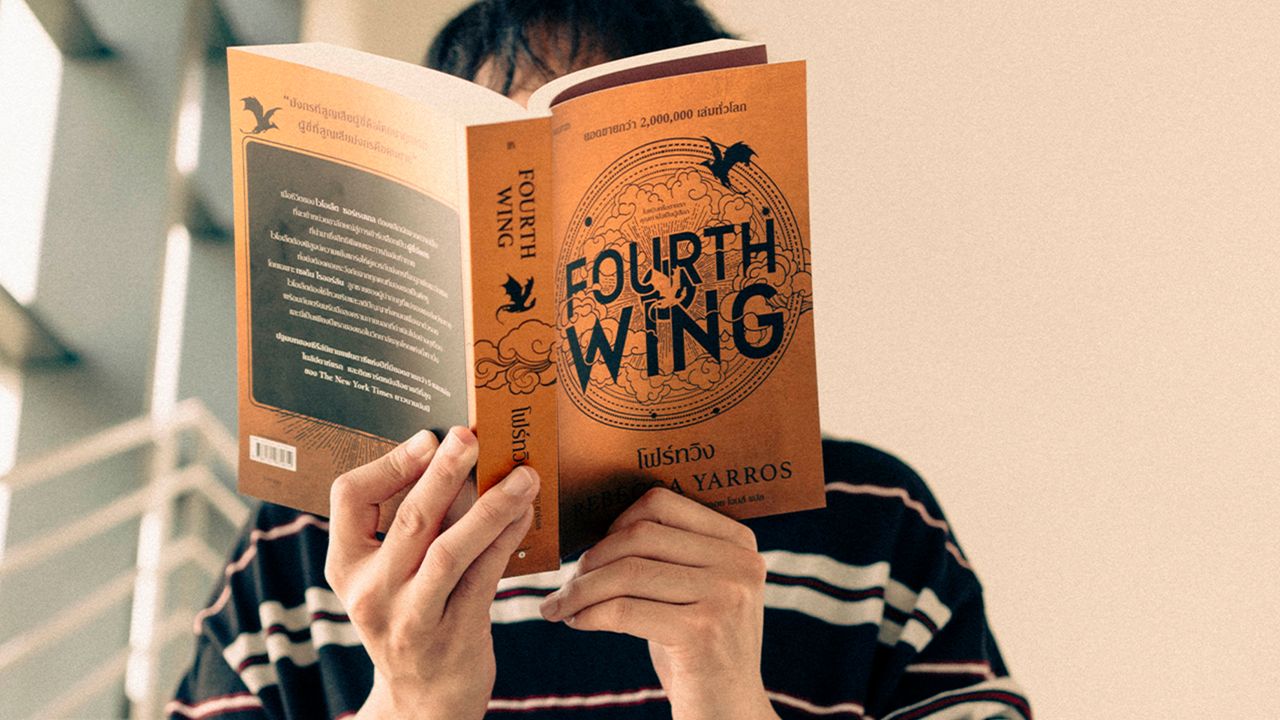 Fourth Wing ทำไมนิยายแฟนตาซีกลับมามีกระแสอีกครั้ง? เมื่อเรื่องของมังกรและความรัก กำลังทำให้คนอ่านทั่วโลก ‘ใจเต้น’