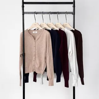 ATIPA - Cloudette Cardigan เสื้อคาร์ดิแกนไหมพรมผ้านุ่ม ตกแต่งด้วยกระดุมหน้า ดีเทลปักอกเล็กๆ น่ารัก