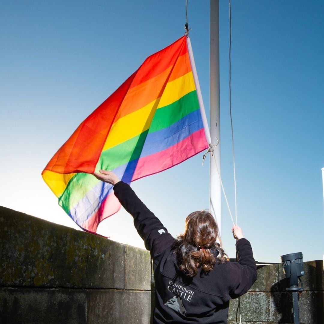 บริษัททัวร์ในเอดินบะระวางแผนทำทัวร์ธีม LGBTQ+ แทนธีม Harry Potter เพราะรู้สึกขัดแย้งในใจ เกี่ยวกับความเห็นของ เจ.เค.โรว์ลิง ที่กีดกันทรานส์