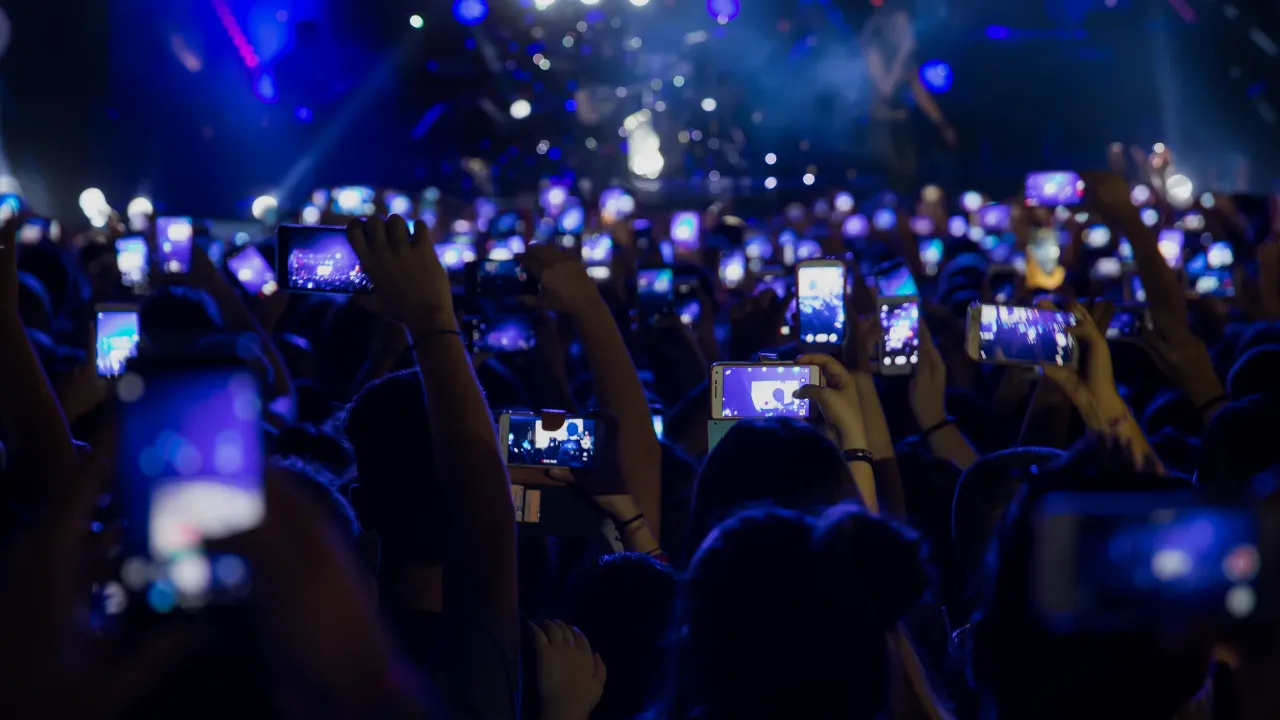 ทะเลสมาร์ทโฟน  ชำแหละวัฒนธรรม Social Currency  ทุกข์ชาวบ้านที่ทำให้เราต้องดูคอนเสิร์ตผ่านหน้าจอมือถือคนอื่น