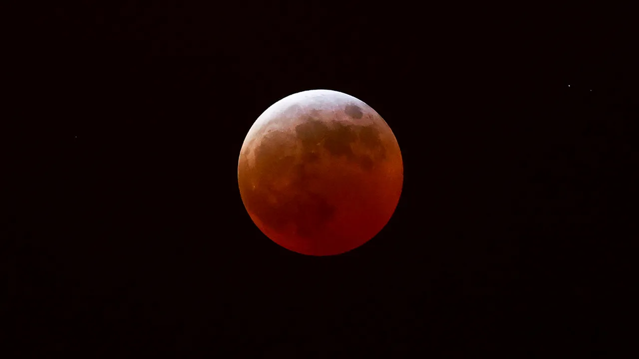 Blood Moon: แสงสะท้อนของวิทยาศาสตร์และวัฒนธรรม ในวันที่มลภาวะบนโลกทำให้ดวงจันทร์กลายเป็นสีแดง