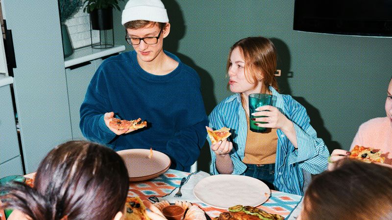 ลองใช้ชีวิตแบบ ‘Co-living’  ซื้อห้องหรือบ้านที่อยู่ใกล้กันกับเพื่อน เพราะในโลกที่ความเหงาฆ่าเราได้ การได้อยู่ใกล้เพื่อนสนิทคือความสุขที่แท้จริง เพราะพวกเขาพร้อมฟังเรื่องธรรมดาของเราในทุกๆ วัน