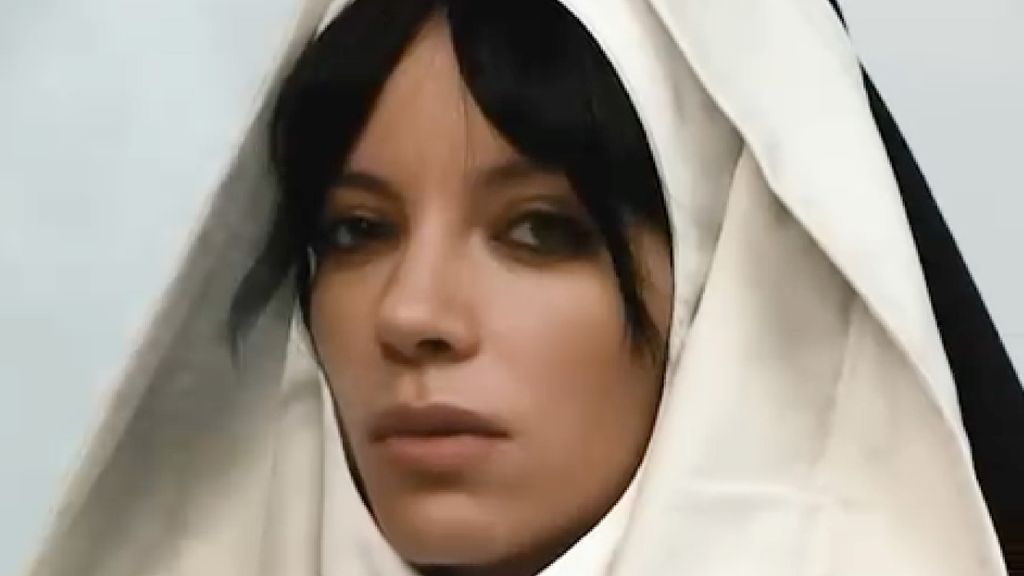 ลิลี่ อัลเลน: เส้นทางชีวิตนักดนตรีที่โรยไว้ด้วยบาดแผลจาก ‘ความเป็นชาย’ 