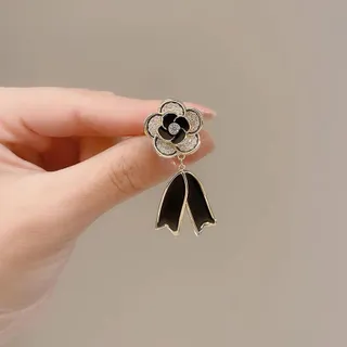 【QrhYK】เข็มกลัด A-Z ตัวอักษรเข็มกลัดคาเมเลีย ริบบิ้น เข็มกลัดไว้ทุกข์ เข็มกลัดไว้ทุกข์ โบว์ไว้ทุกข์ ริบบิ้นสีดำ