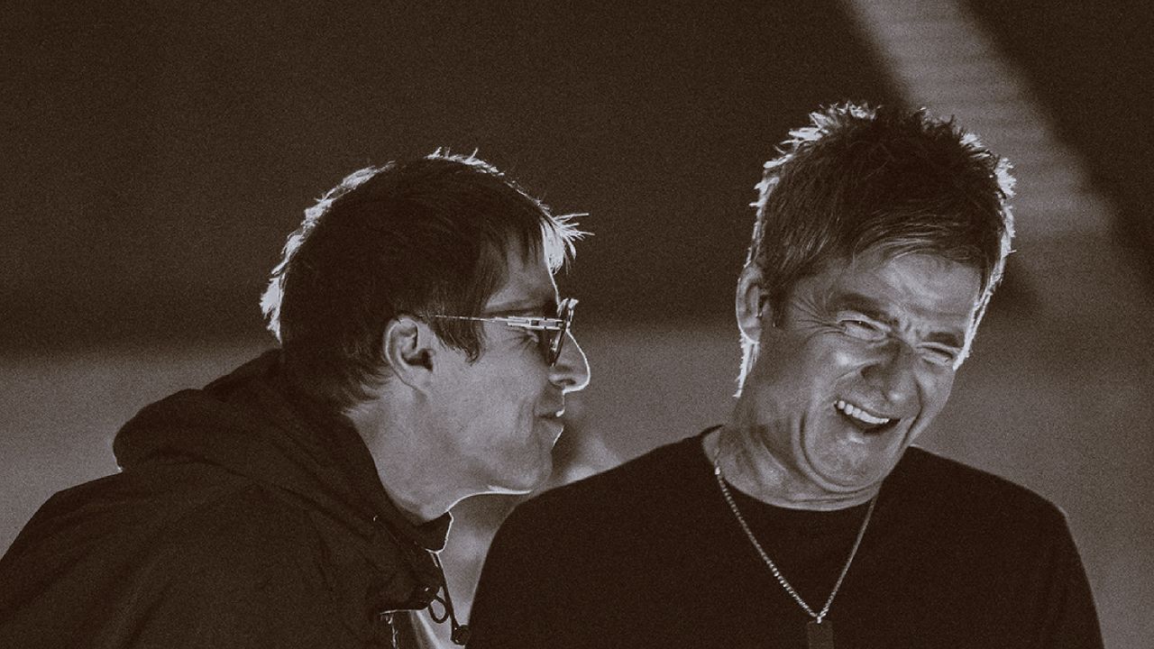 จากผู้หญิงแห่งท้องทะเลถึงเพลงเชียร์ฟุตบอล Oasis: Don’t Look Back in Anger เมื่อการจับมือของพี่น้องกัลลาเกอร์กลายเป็นปรากฏการณ์ทางวัฒนธรรม